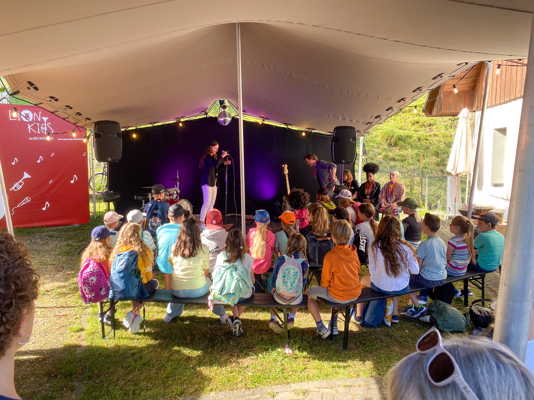 Die Kinder kamen in Tuchfühlung mit den Musikern von La Gustav Musikakademie.